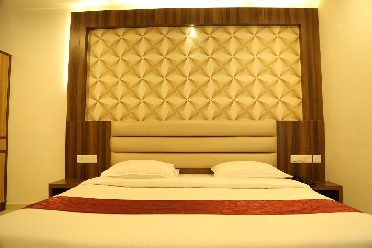 Hotel Shivananda Хоспет Екстериор снимка