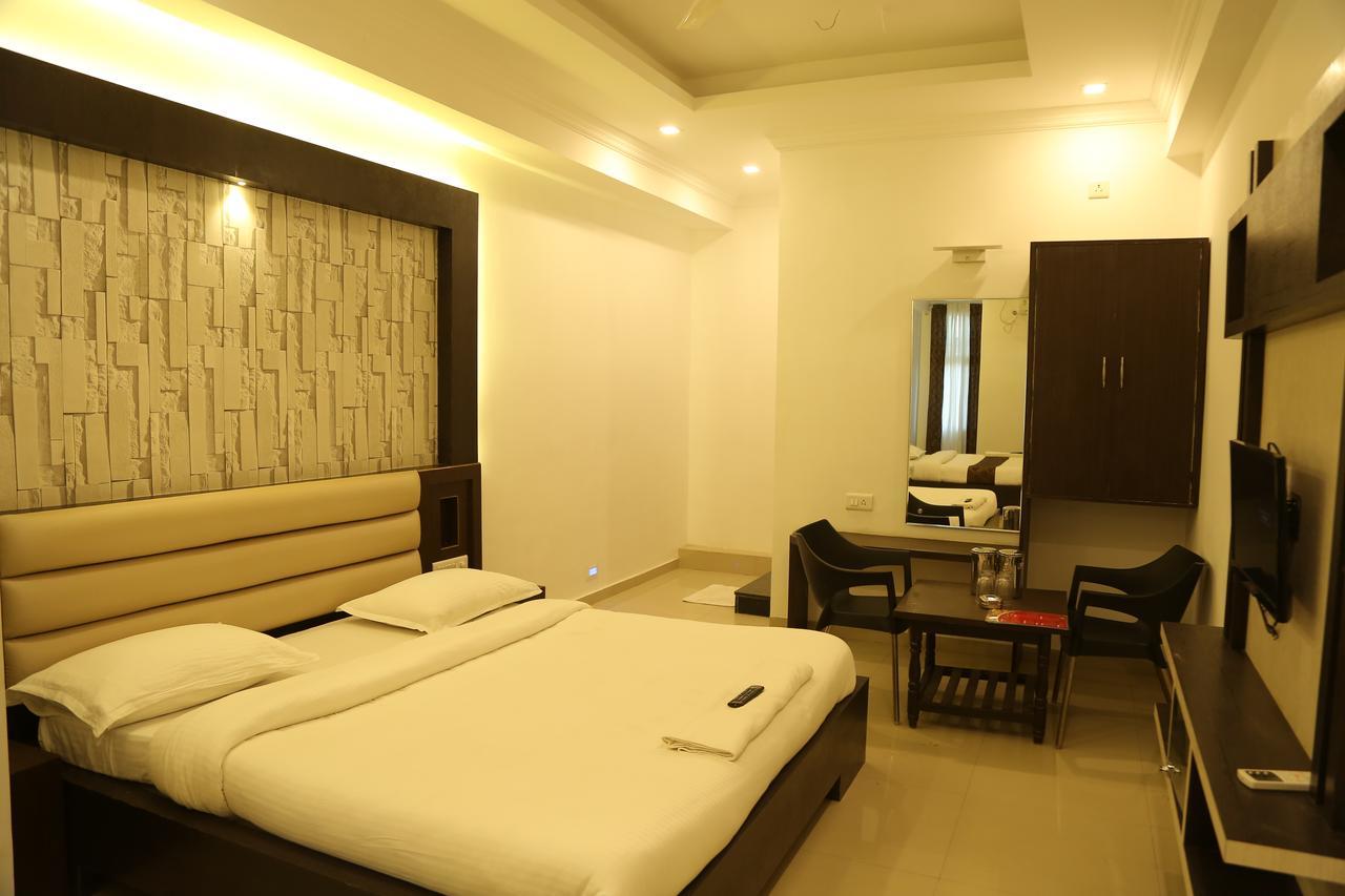 Hotel Shivananda Хоспет Екстериор снимка