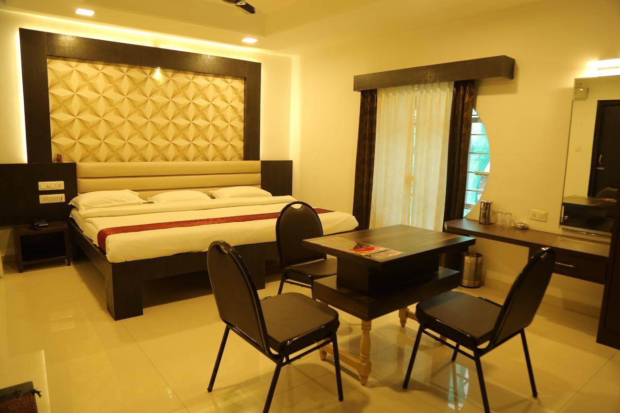 Hotel Shivananda Хоспет Екстериор снимка
